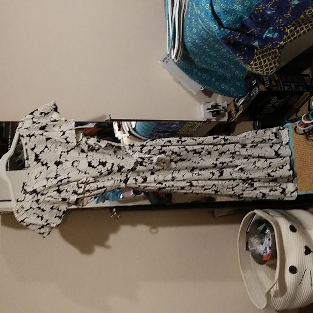 Chaps maxi dress ruffled shoulders and rubbled bottom. Tie waste optional.
